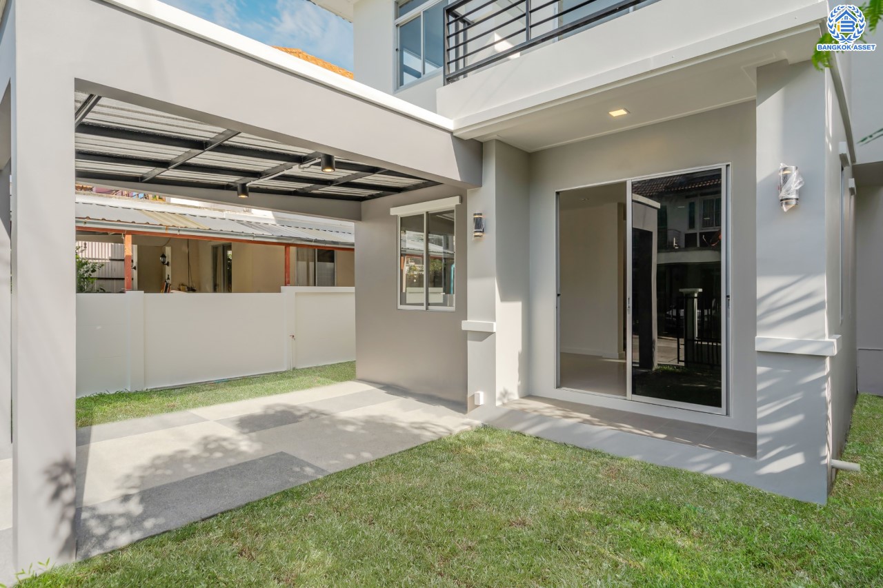 บ้านมือสองตกแต่งใหม่ ม.ปารวีร์ เพชรเกษม63 บ้านแฝดฟังก์ชันระดับบ้านเดี่ยว เนื้อที่ 36 ตร.ว. ฟังก์ชัน 3 ห้องนอน 2 ห้องน้ำ 1 ที่จอดรถ บนพื้นที่ใช้สอย 133 ตร.ม. ทำเลศักยภาพ เชื่อมต่อหลายเส้นทาง ใกล้เดอะมอลล์บางแค จุดขึ้นทางด่วน "พระราม2" และรถไฟฟ้าสายสีน้ำเงิน "สถานีหลักสอง"